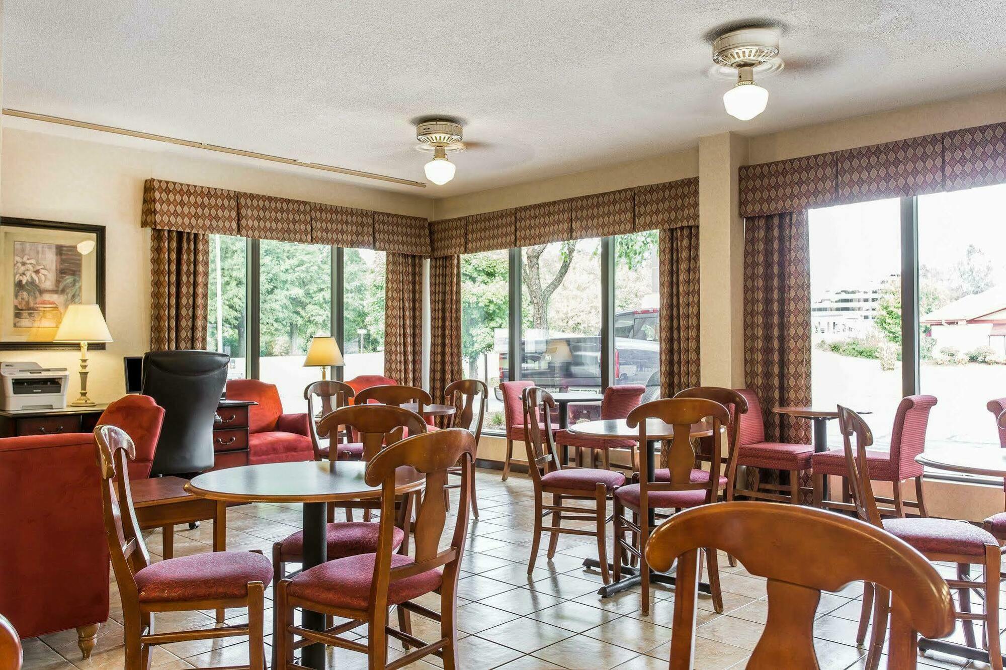 Quality Inn University Winston Salem Εξωτερικό φωτογραφία